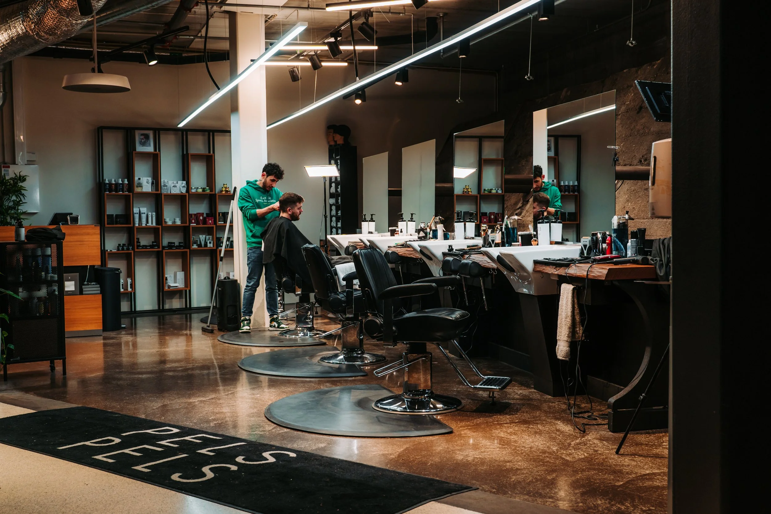 Interiør av barbersalong med industrielt preg