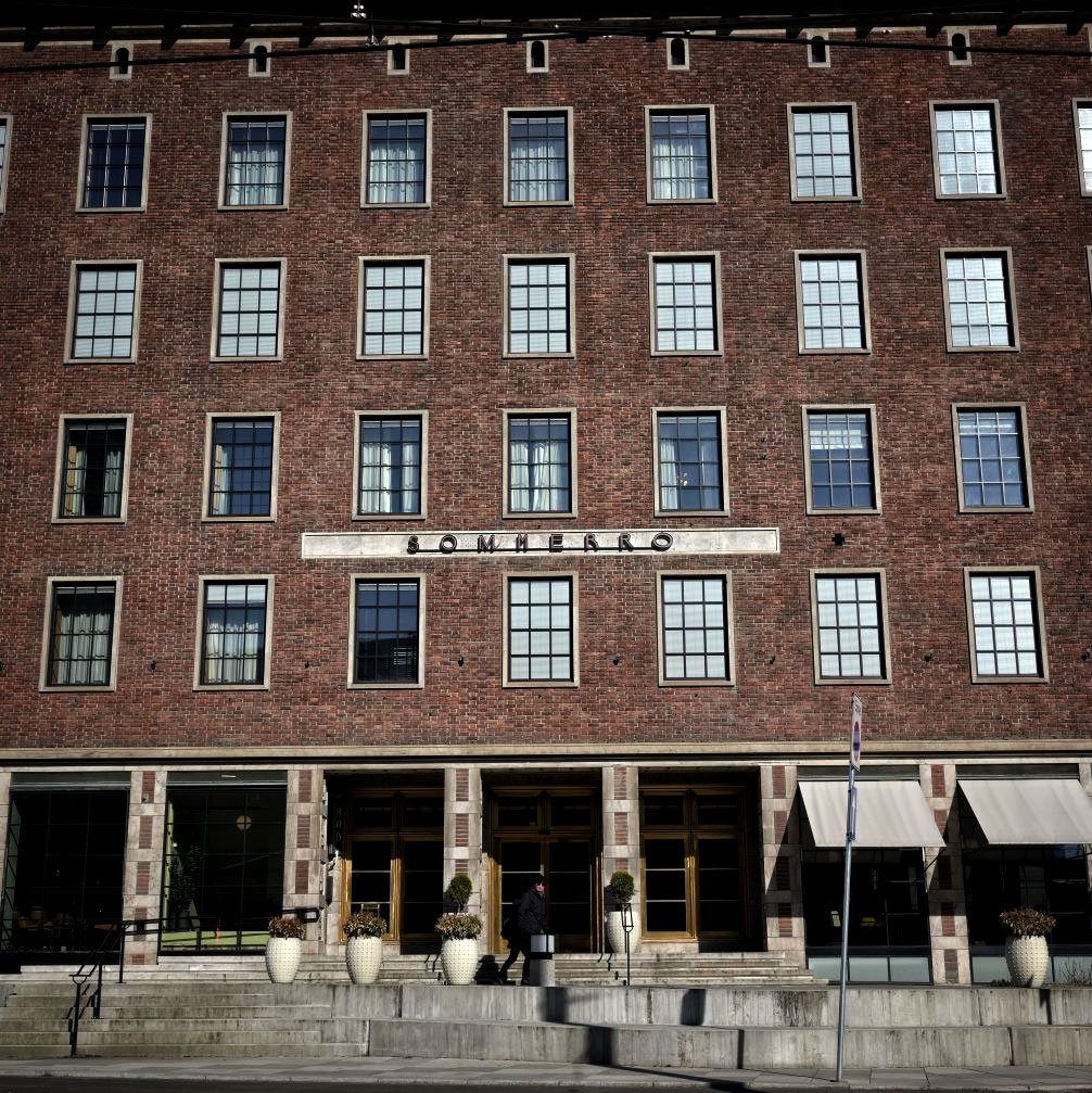 Et stort bygg i murstein i art deco-stil.